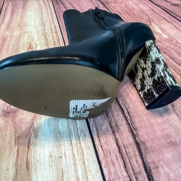 Maiden Lane Solid Black Ankle Boots w/ Snake Heel NWOT, Size: 6M - Picture 2 of 9